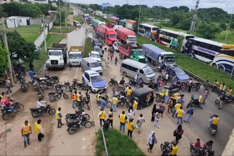 Mototaxistas bloquean la carretera al norte integrado cruceño