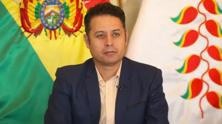 Lara critica plan de Paz para financiar fondo de salud: pide "menos anuncios y más soluciones"